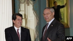 El entonces Secretario de Estado de EEUU, Colin Powell (derecha) con el disidente cubano Oswaldo Payá, el 6 de enero de 2003, en el Departamento de Estado, en Washington. (Joyce Naltchayan / AFP).