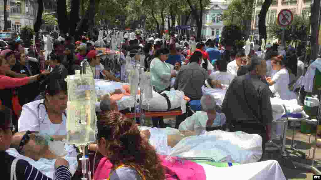 Varios pacientes son evacuados en la capital mexicana tras el sismo. 