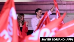 El presidente del gobierno español Pedro Sánchez, entre banderas del PSOE.