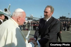 Fidel Castro y el Papa Juan Pablo II durante la visita del Pontífice a Cuba en 1998
