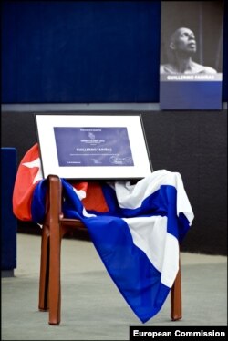 Una silla vacía con la bandera cubana representa al ausente Premio Sájarov Guillermo Fariñas.