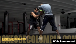 El entrenador cubano de boxeo, Eufracio 'Franco' González (i) junto al boxeador colombiano Breidis Prescott (d).