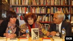 Nivaria Tejera (c), el periodista Juan Cruz e Iria Rebolo, de Ed. El Olivo Azul (Madrid, 2012). Foto: Grace Piney.