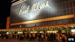 Un grupo de personas camina en las afueras del teatro Karl Marx, en La Habana, Cuba. 