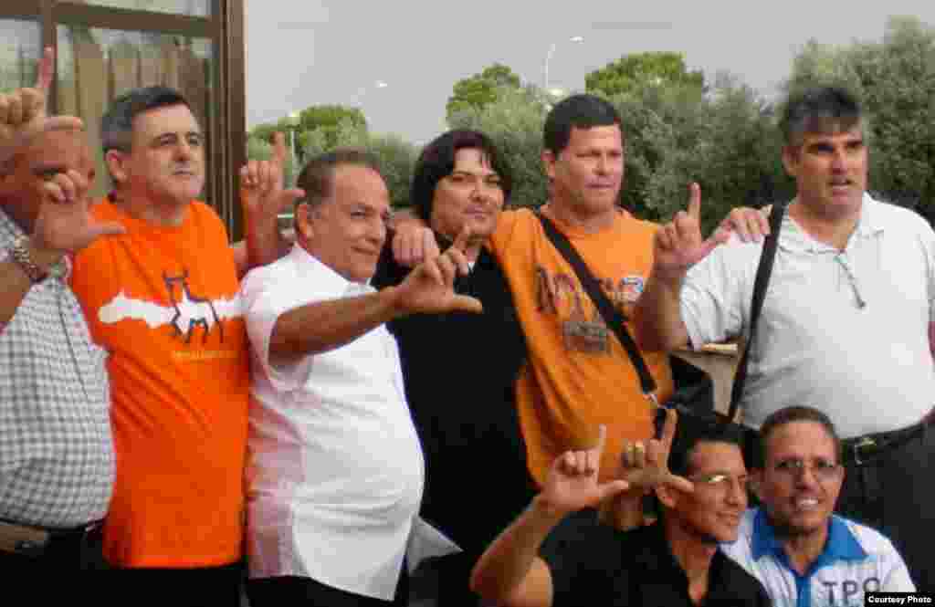 Ex prisioneros políticos de la Primavera de Cuba, miembros del MCL, deportados a España, en agosto de 2010. De izq a der: Jorge L. Tanquero, Efrén Hernández, Jesús Mustafa, Regis Iglesias, Omar Rodriguez Sawdes, Carlos Payá, representante del MCL en España, Ricardo Silva y Tony Díaz, miembros del MCL y gestores del Proyecto Varela.