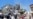 Varias personas permanecen cerca de un edificio derrumbado tras un terremoto en Manizales, Colombia, el 10 de agosto de 2026.
