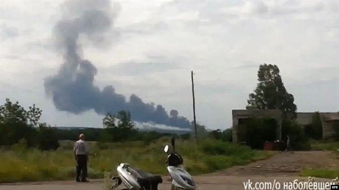 Imagen capturada de un video, de Euromadian PR, en el que se ve una columna de humo procedente del avión de Malaysia Airlines, que cayó esta tarde en el este de Ucrania con 295 personas a bordo. EFE/EUROMADIAN PR.