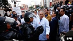 Un grupo de policías detiene una manifestación de médicos ecuatorianos el 27 de enero de 2014.