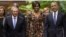 Michelle y Barack Obama llegan a la cena de Estado acompañados por Raúl Castro.