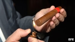 Un tabaco elaborado a mano con hojas seleccionadas de la región cubana de Vueltabajo. (Foto: Archivo)