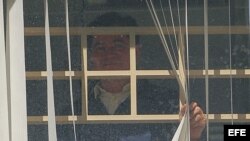 El senador opositor boliviano Roger Pinto se asoma a la ventana de una habitación de la embajada de Brasil en La Paz (Bolivia). Archivo