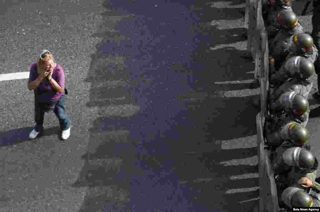  Guardia Nacional frente a manifestantes en Caracas (Venezuela). 