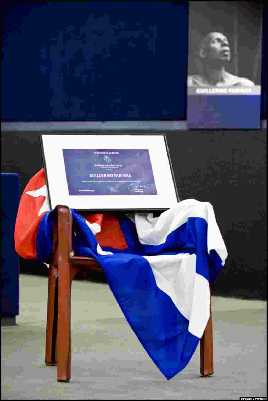Una silla vacía con la bandera cubana representa al ausente Premio Sájarov Guillermo Fariñas.