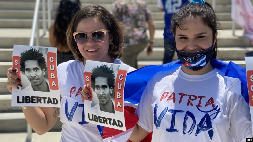 Dos jóvenes con la consigna de Patria y Vida, en West Palm Beach, el 31 de mayo de 2021.