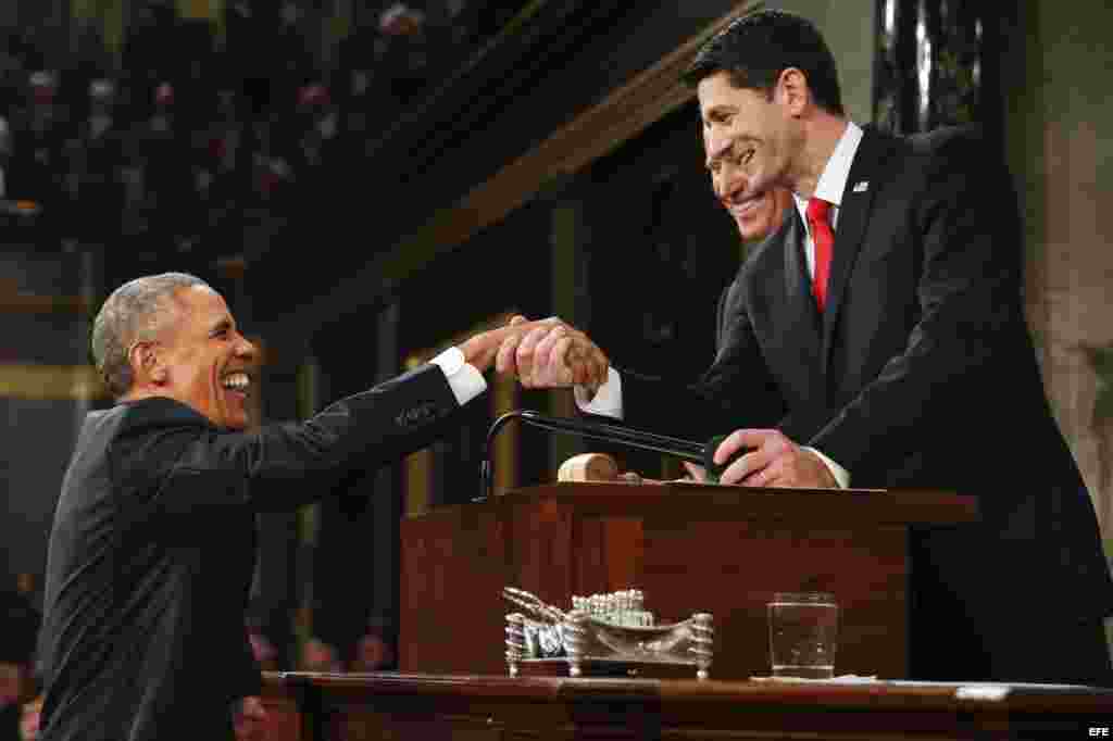 El presidente de Estados Unidos, Barack Obama, saluda al vocero Paul Ryan (d) de Wisconsin y al vicepresidente Joe Biden (2d) .