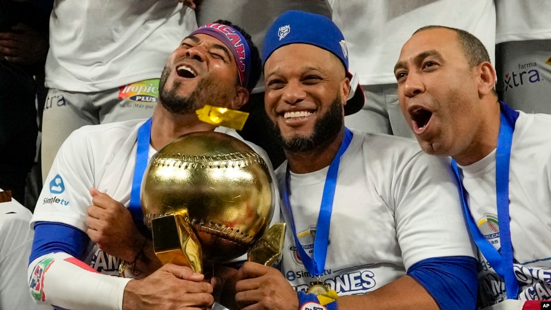 Jugadores de República Dominicana con el trofeo de la Serie del Caribe 2023 (AP Photo/Ariana Cubillos)