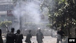 Varios miembros de las fuerzas de seguridad egipcias disparan durante los enfrentamientos contra simpatizantes del depuesto presidente Mohamed Mursi, en la plaza Mustafa Mahmud de la localidad de Giza, cerca de El Cairo 