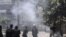 Varios miembros de las fuerzas de seguridad egipcias disparan durante los enfrentamientos contra simpatizantes del depuesto presidente Mohamed Mursi, en la plaza Mustafa Mahmud de la localidad de Giza, cerca de El Cairo 