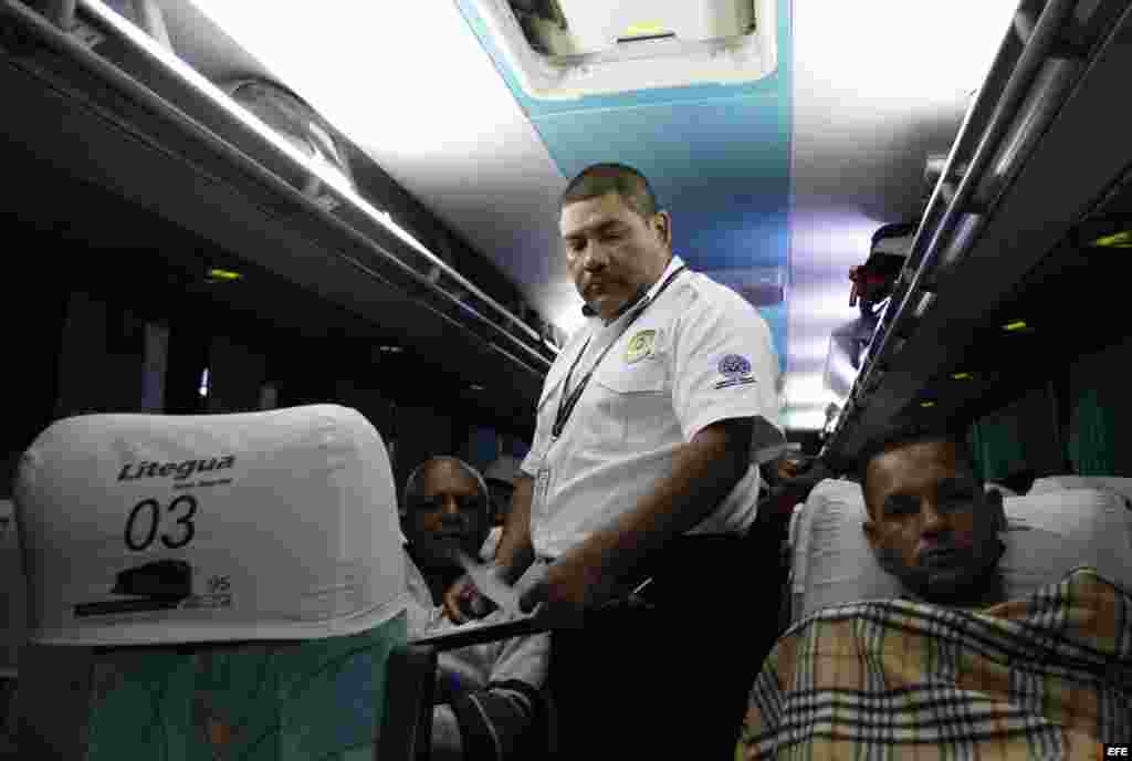 El grupo de 180 cubanos que partió este martes, vía aérea, de Costa Rica con rumbo a El Salvador, en tránsito hacia Estados Unidos, pisó suelo guatemalteco cerca de las 06:00 hora local (12:00 GMT), tras dos horas y media de viaje en autobús desde el aeropuerto salvadoreño.
