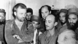 El comandante William Morgan con los brazos cruzados interroga a uno de sus prisioneros, Sidifredo Rodríguez Díaz, centro derecha, en La Habana, Cuba, el 14 de agosto de 1959. Rodeados por otros oficiales de Castro. (Foto AP)