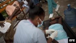 Brigadas de médicos y enfermeras cubanos prestaron asistencia desde 2010 a enfermos de cólera en la vecina Haití.