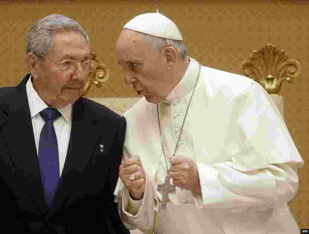 Su Santidad Francisco conversa con Raúl Castro. 