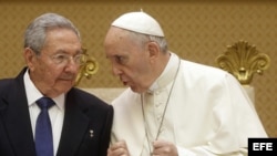 Raúl Castro durante su visita al papa Francisco.