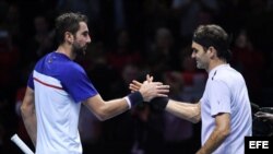 Federer (d) venció a Cilic en el O2 Arena de Londres