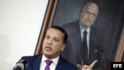 El segundo secretario de la embajada de Venezuela en Panamá, Gabriel Pérez, anuncia su renuncia en una rueda de prensa en la ciudad de Panamá. Pérez renunció al cargo por su rechazo a la Asamblea Constituyente.