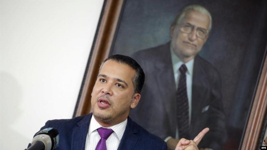 El segundo secretario de la embajada de Venezuela en Panamá, Gabriel Pérez, anuncia su renuncia en una rueda de prensa en la ciudad de Panamá. Pérez renunció al cargo por su rechazo a la Asamblea Constituyente.