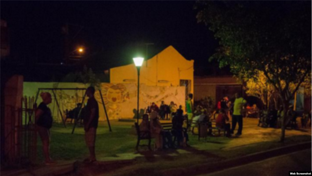 Santiagueros esperaron en la calle por temor a derrumbes.