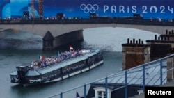 Juegos Olímpicos de París 2024 - Ceremonia de apertura - París, Francia - 26 de julio de 2024. Atletas a bordo de un barco en el desfile flotante en el río Sena durante la ceremonia de apertura. (Pool via REUTERS/Peter Cziborra)