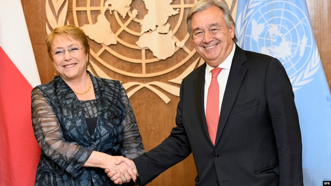 El secretario general de ONU António Guterres saluda a la entonces presidenta de Chile, Michelle Bachelet. (Archivo)