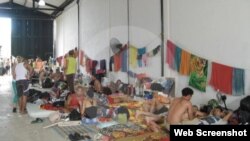 Cubanos albergados en una bodega en Turbo, Colombia.