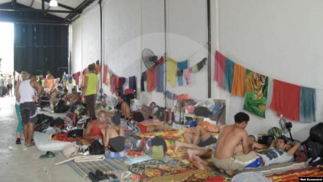 Cubanos albergados en una bodega en Turbo, Colombia.