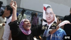 Una simpatizante del expresidente Hosni Mubarak celebra su puesta en libertad a la entrada de la cárcel de Tora, en El Cairo.
