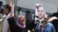 Una simpatizante del expresidente Hosni Mubarak celebra su puesta en libertad a la entrada de la cárcel de Tora, en El Cairo.