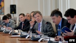 Fotografía cedida por la Presidencia de Colombia del mandatario Juan Manuel Santos durante una sesión del consejo de ministros en Bogotá, Colombia