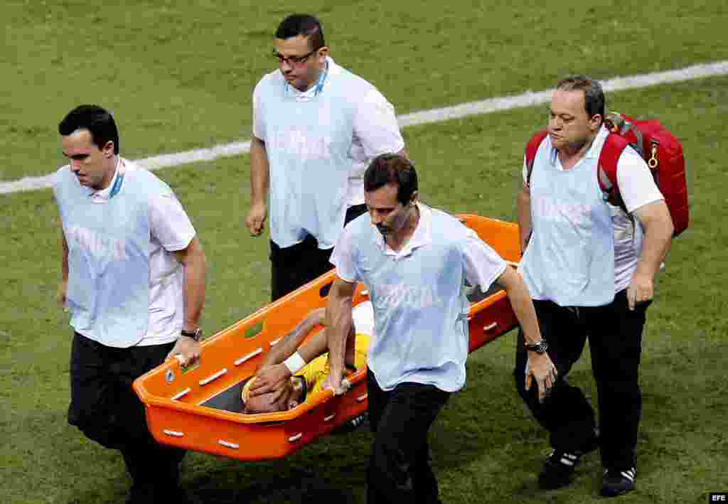 Neymar es sacado en camilla dela cancha tras recibir un rodillazo en al espalda del colombiano Zúñiga.