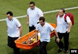 Neymar es sacado en camilla dela cancha tras recibir un rodillazo en al espalda del colombiano Zúñiga.
