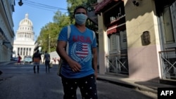 Hombre usa tapabocas en Cuba para protegerse del coronavirus