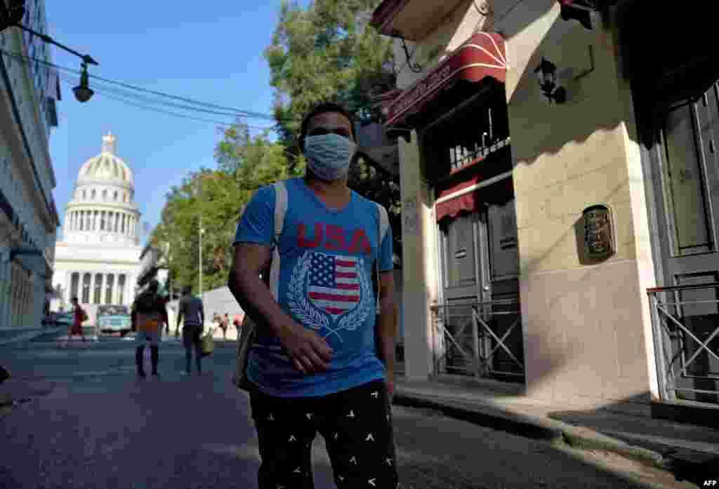 Hombre usa tapabocas en Cuba para protegerse del coronavirus