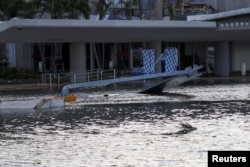 Un letrero caído fuera del Aeropuerto Internacional de Acapulco tras el paso del huracán Otis en Acapulco, México, 26 de octubre de 2023. REUTERS/Henry Romero