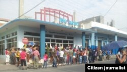 Reporta Cuba. Colas. Foto: Niover García.