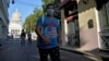 Hombre usa tapabocas en Cuba para protegerse del coronavirus