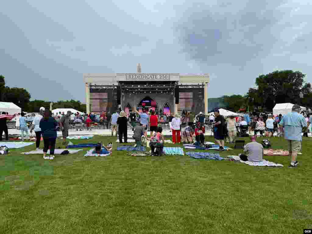 Estadounidenses se reúnen en el National Mall, en Washington D.C. para el acto de Rededicación del 250 Aniversario de la Independencia de EEUU.