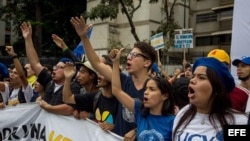 Un grupo de jóvenes participan hoy, jueves 1 de septiembre de 2016, en una manifestación denominada "Toma de Caracas".