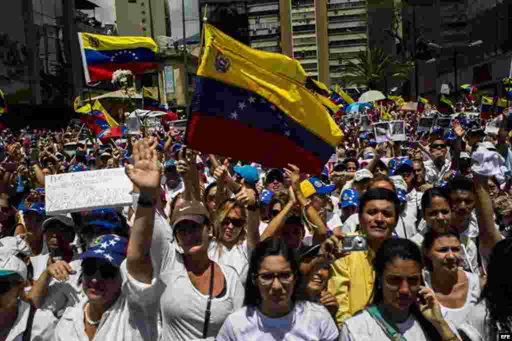 Un grupo de personas protesta contra el Gobierno de Nicolás Maduro hoy, martes 4 de marzo de 2014, en Caracas