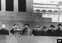 Fotografía de archivo del 7 de noviembre de 1957 de Mao Zedong de China, tercero de la izquierda, y líderes rusos saludando desde el Mausoleo de Lenin mientras un desfile pasa por la Plaza Roja de Moscú.