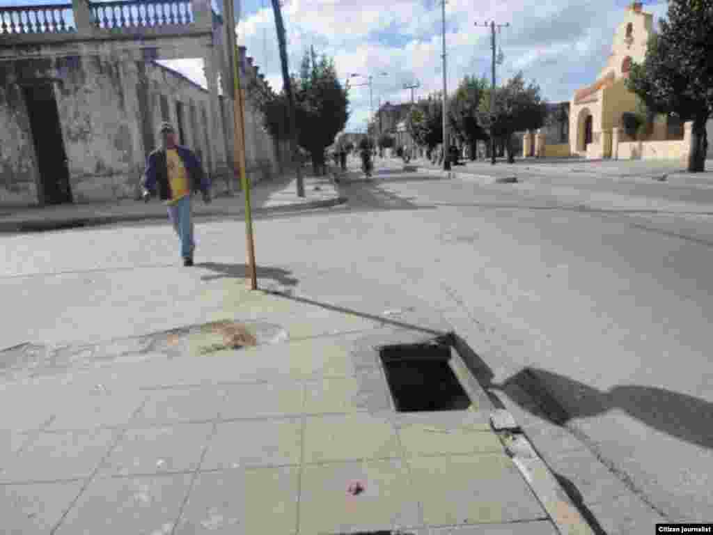 Reporta Cuba Alcantarillados sin tapas que pueden provocar accidentes Camaguey Foto D de la Celda
